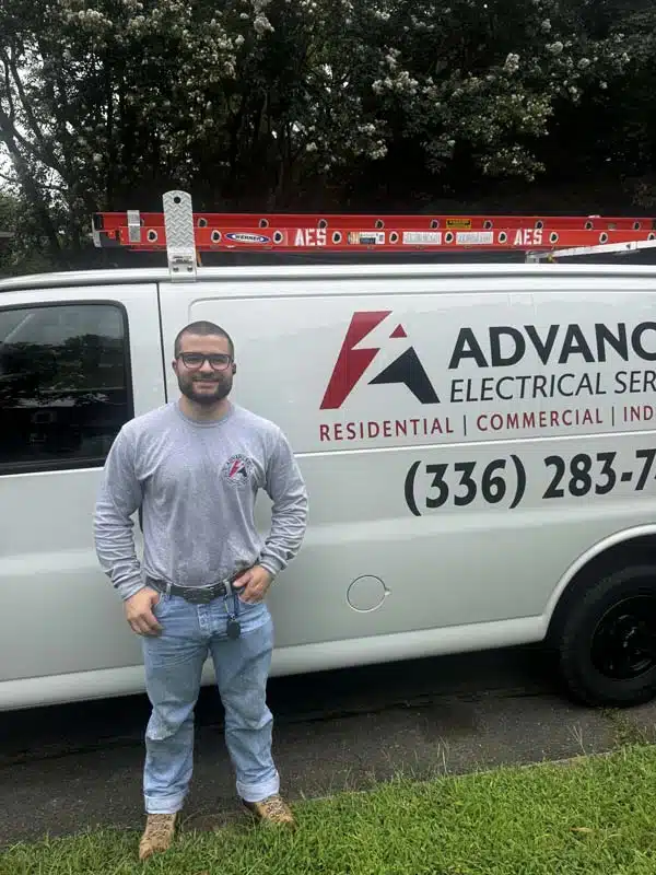 Izik, lead eletrician